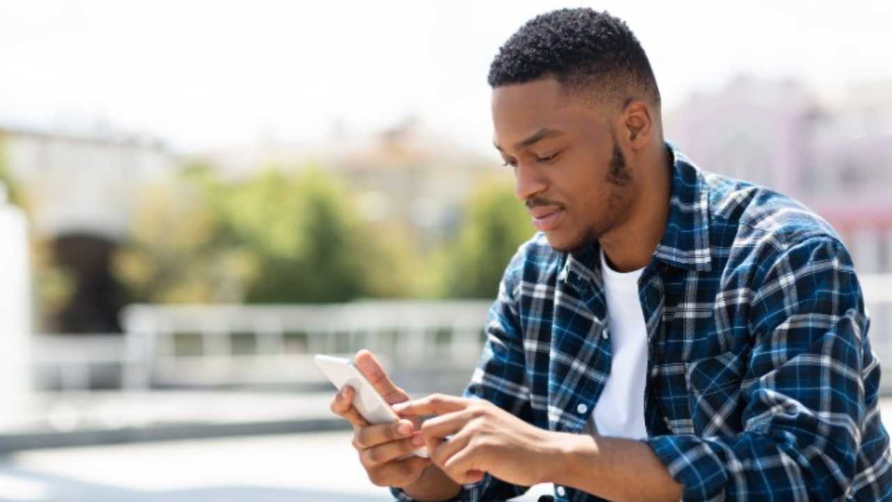 uomo al telefono