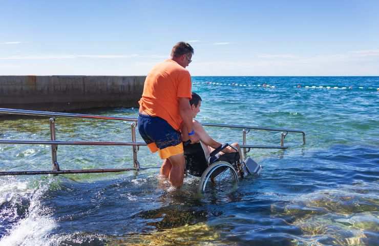 Turismo accessibile, persona disabile al mare - bonus.it 20230804
