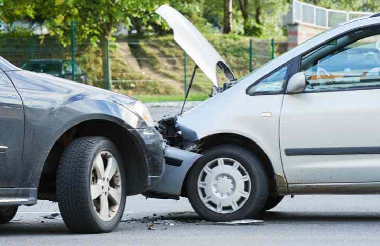 Incidente strada fermarsi passaggio legge