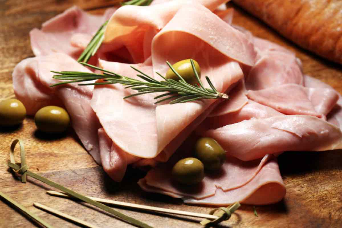 Prosciutto cotto, come sceglierlo: gli ingredienti