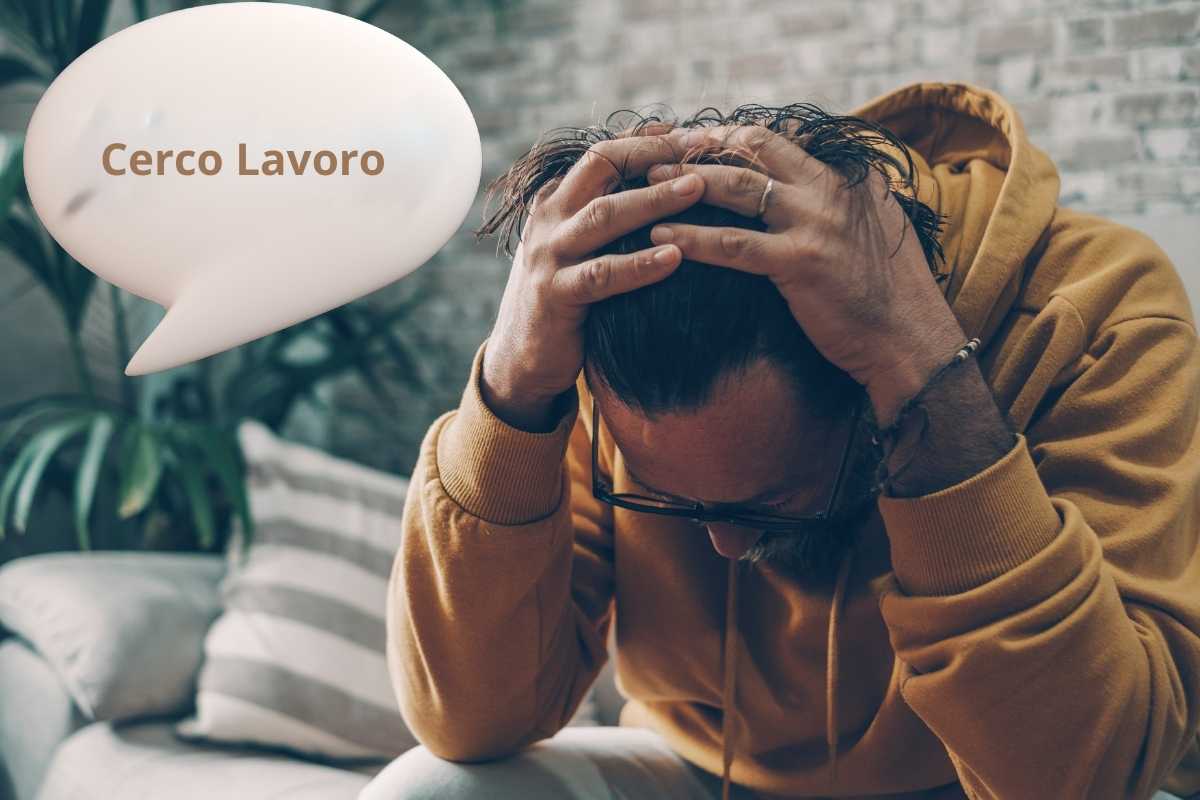 ragazzo disperato con le mani nei capelli 
